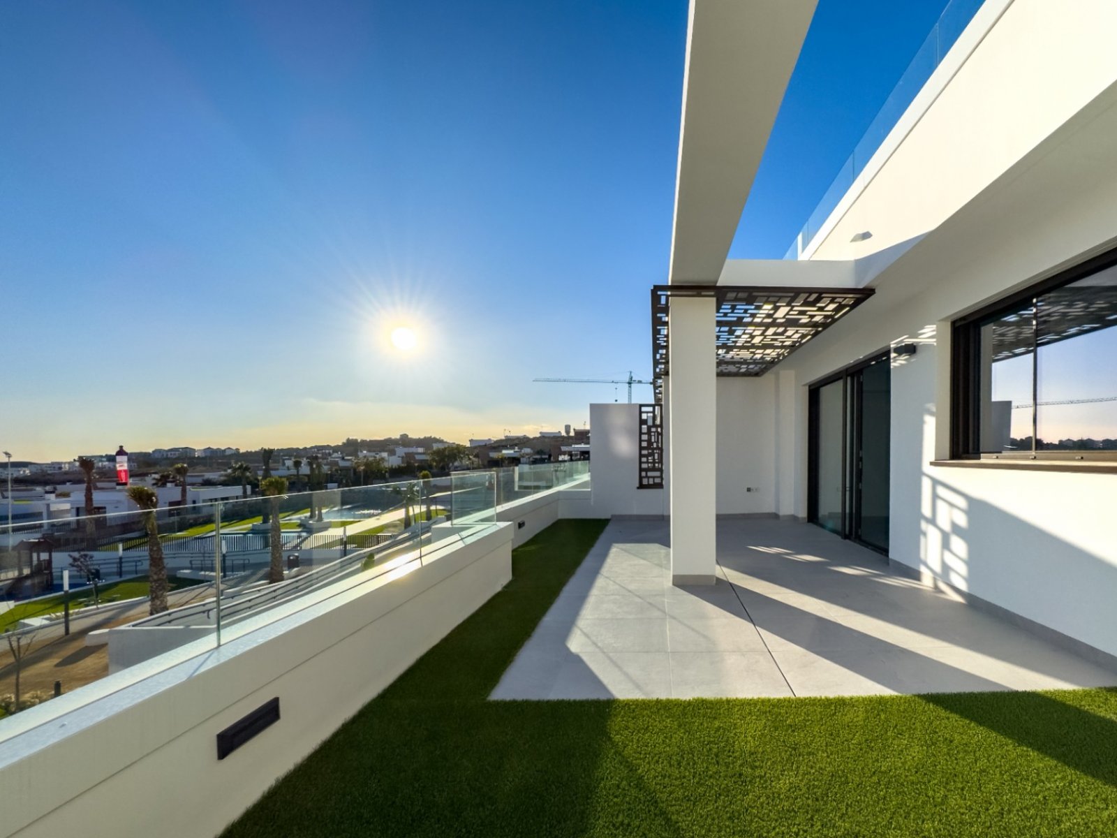 Neuwertige moderne 2-Schlafzimmer-Wohnung mit Meerblick, kürzlich übergeben