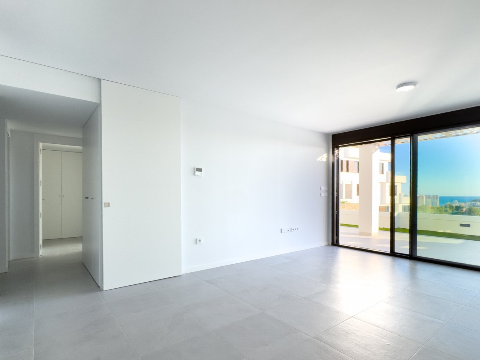 Neuwertige moderne 2-Schlafzimmer-Wohnung mit Meerblick, kürzlich übergeben