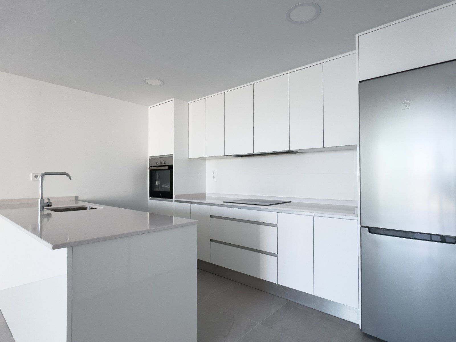 Neuwertige moderne 2-Schlafzimmer-Wohnung mit Meerblick, kürzlich übergeben