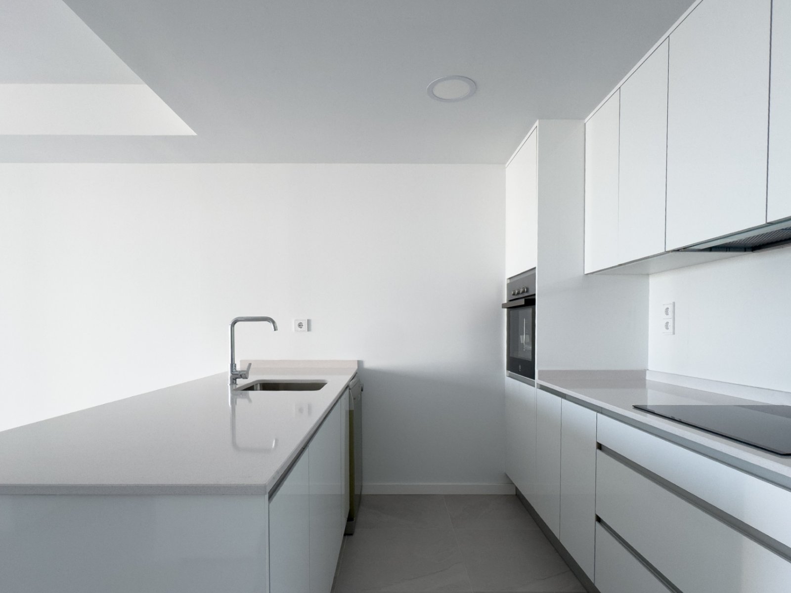 Neuwertige moderne 2-Schlafzimmer-Wohnung mit Meerblick, kürzlich übergeben