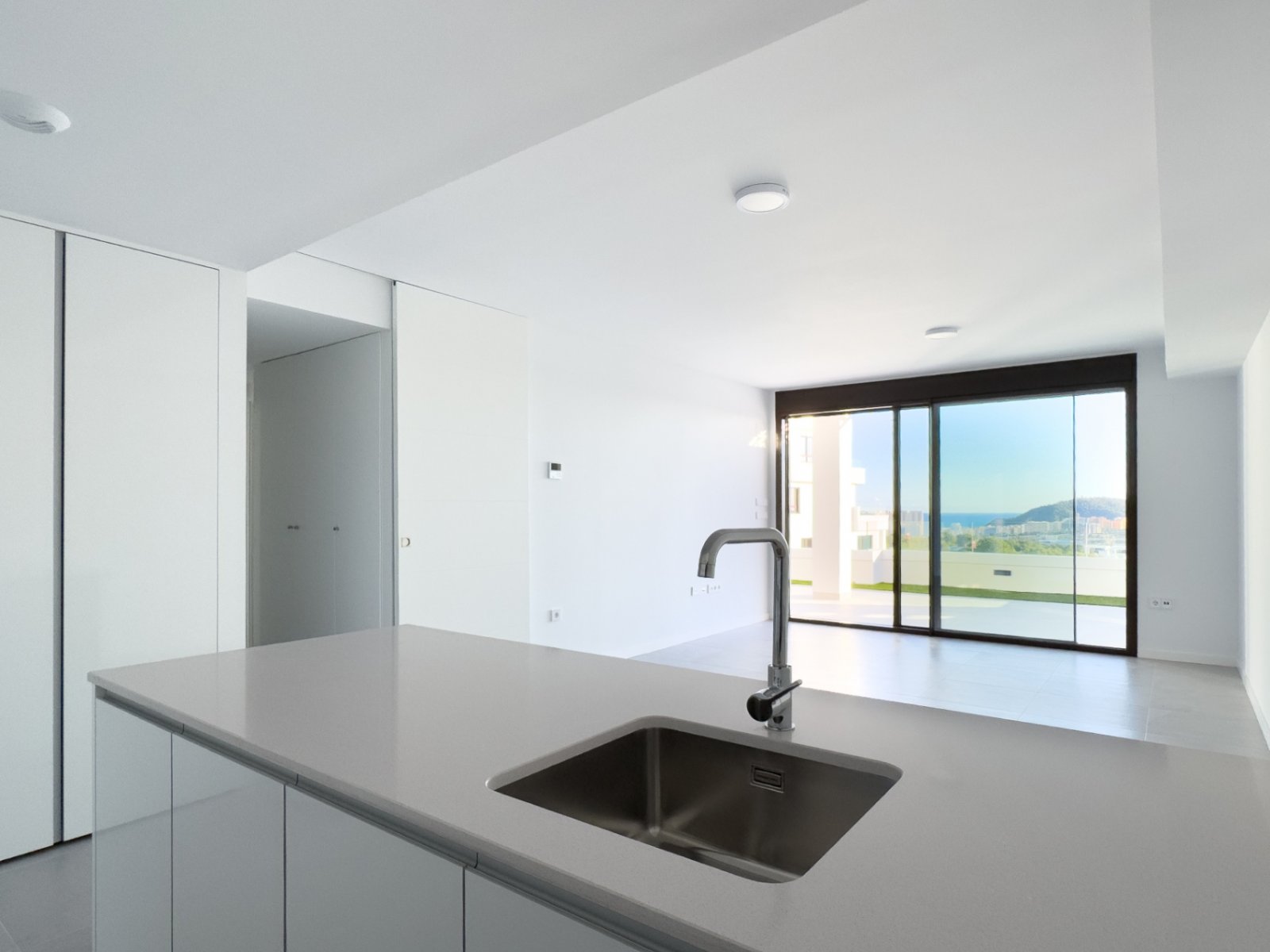 Neuwertige moderne 2-Schlafzimmer-Wohnung mit Meerblick, kürzlich übergeben