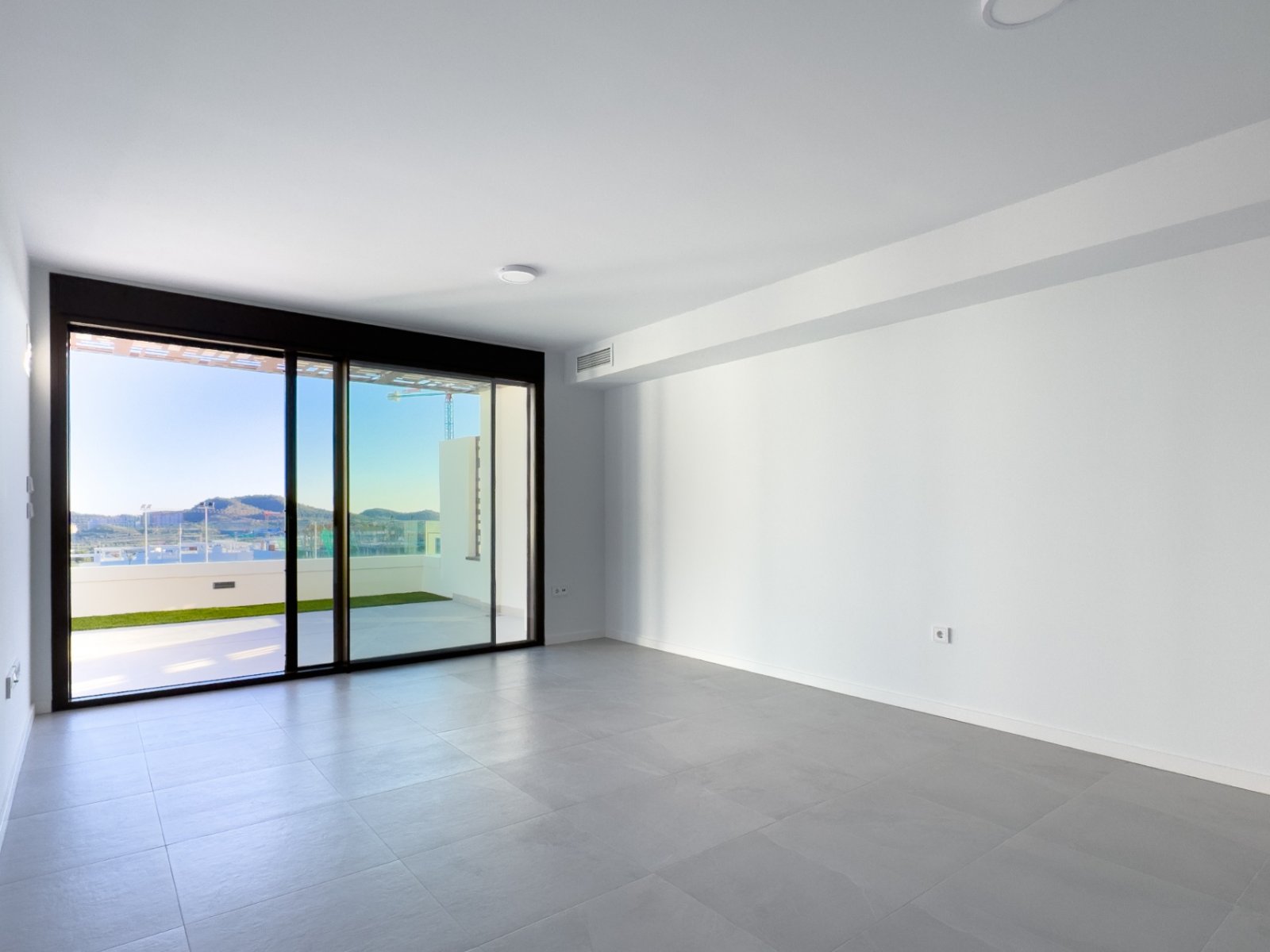 Neuwertige moderne 2-Schlafzimmer-Wohnung mit Meerblick, kürzlich übergeben