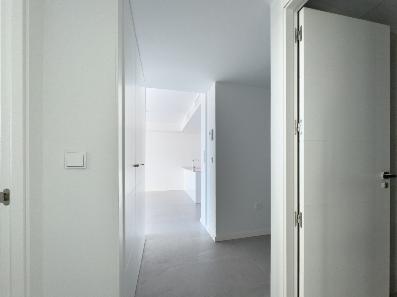 Neuwertige moderne 2-Schlafzimmer-Wohnung mit Meerblick, kürzlich übergeben