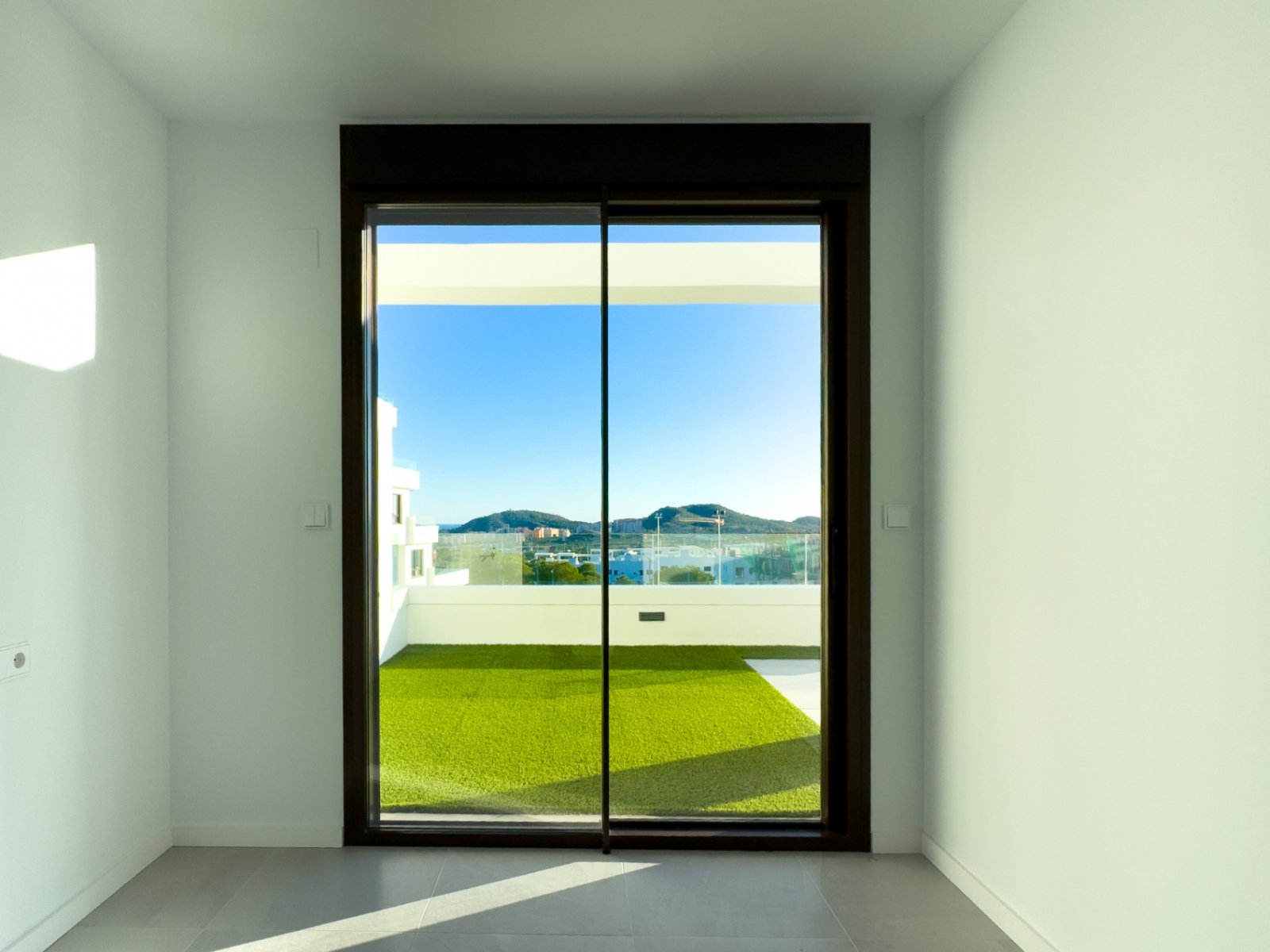 Neuwertige moderne 2-Schlafzimmer-Wohnung mit Meerblick, kürzlich übergeben