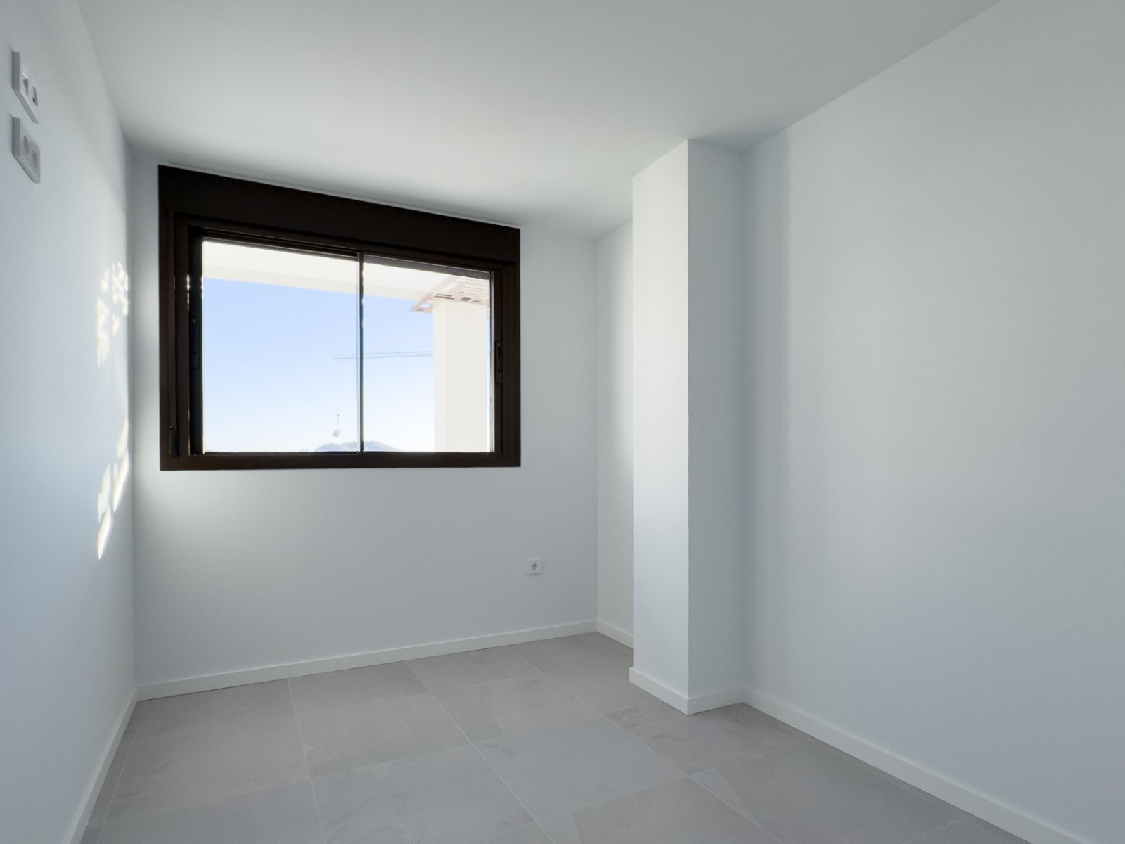 Neuwertige moderne 2-Schlafzimmer-Wohnung mit Meerblick, kürzlich übergeben