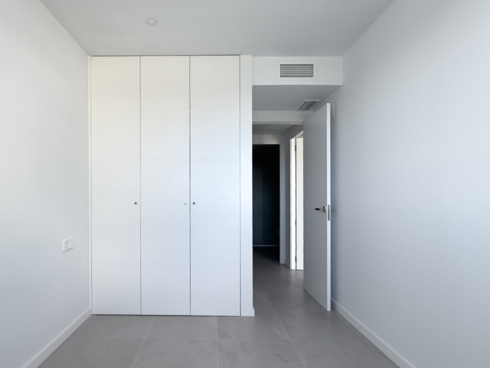 Neuwertige moderne 2-Schlafzimmer-Wohnung mit Meerblick, kürzlich übergeben