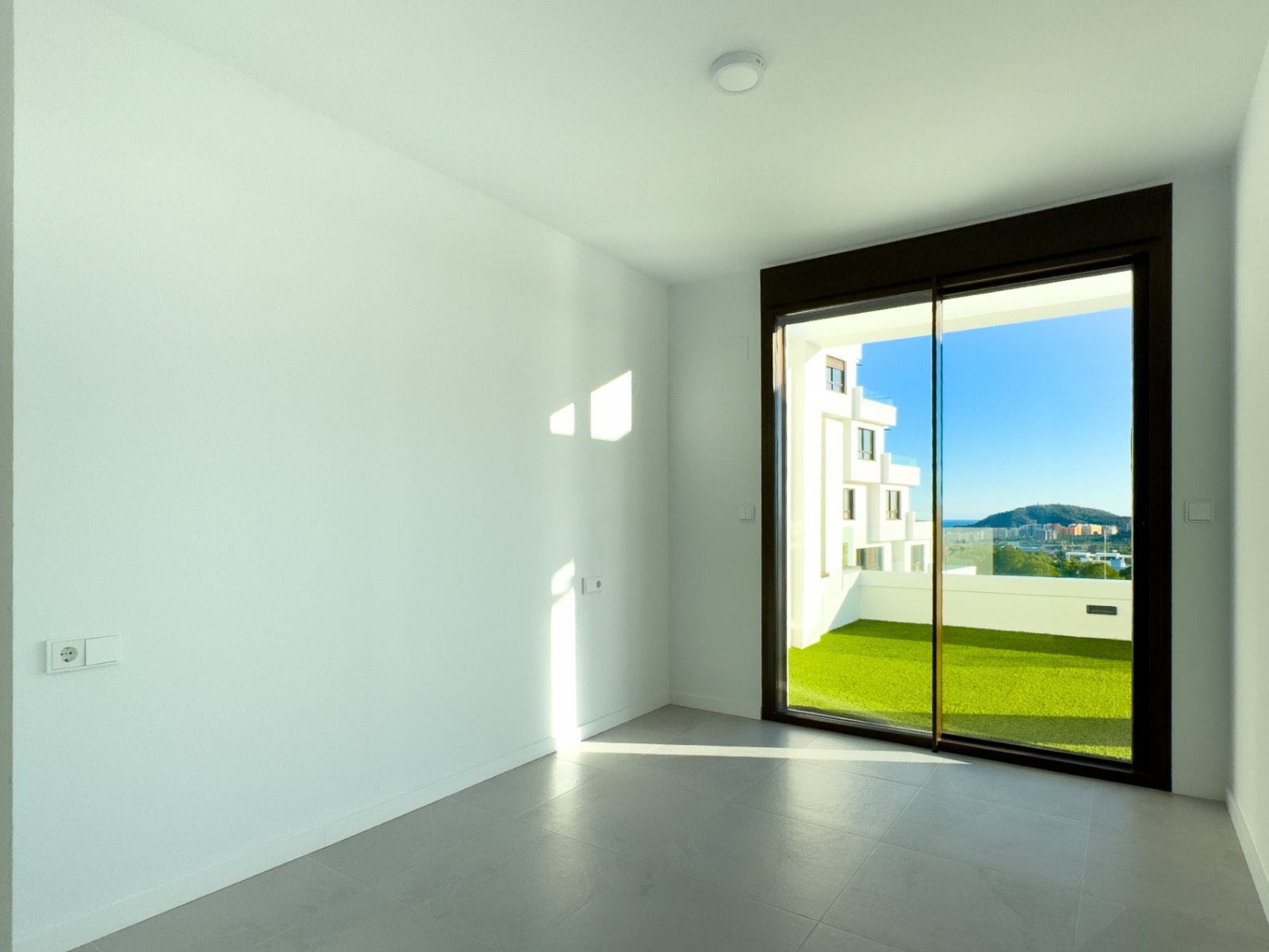Neuwertige moderne 2-Schlafzimmer-Wohnung mit Meerblick, kürzlich übergeben