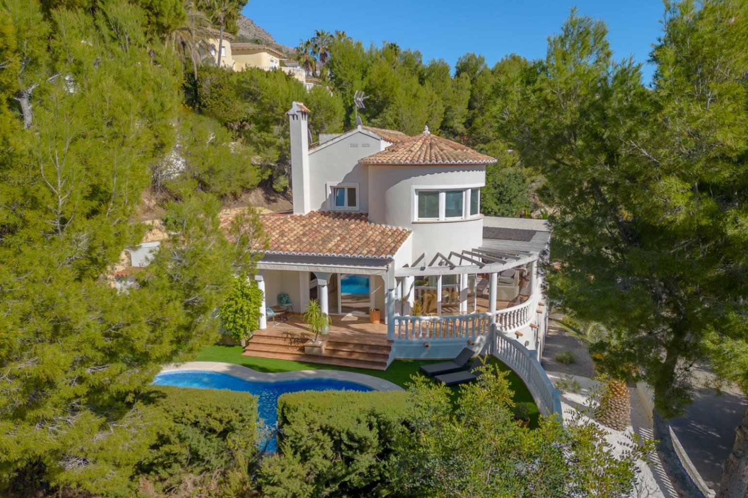 Villa in mediterranem Stil mit beheiztem Pool und viel Privatsphäre in der Nähe des Golfplatzes von Altea
