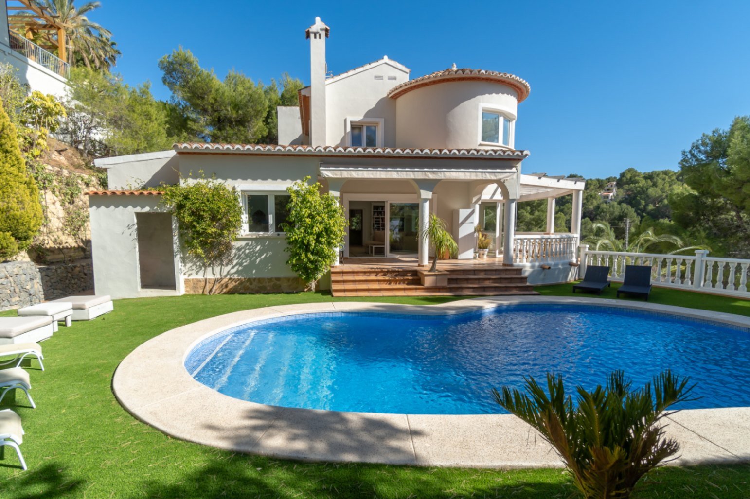 Villa in mediterranem Stil mit beheiztem Pool und viel Privatsphäre in der Nähe des Golfplatzes von Altea