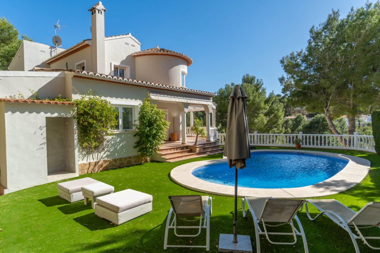Villa in mediterranem Stil mit beheiztem Pool und viel Privatsphäre in der Nähe des Golfplatzes von Altea