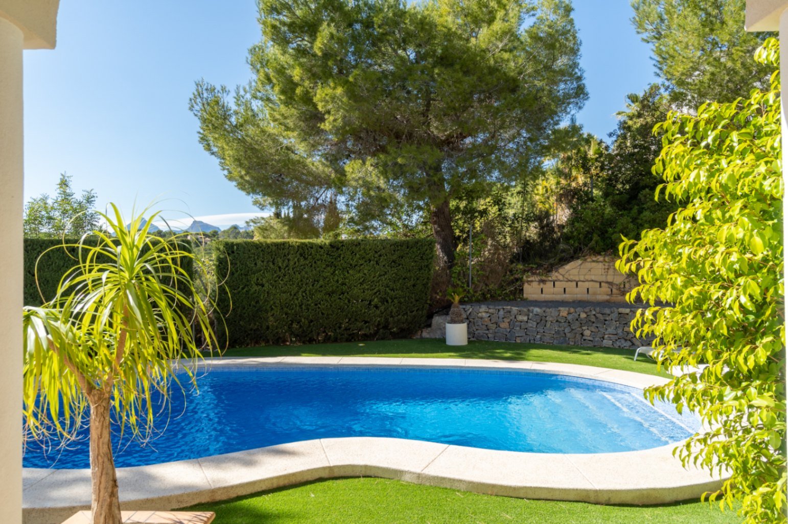 Villa in mediterranem Stil mit beheiztem Pool und viel Privatsphäre in der Nähe des Golfplatzes von Altea