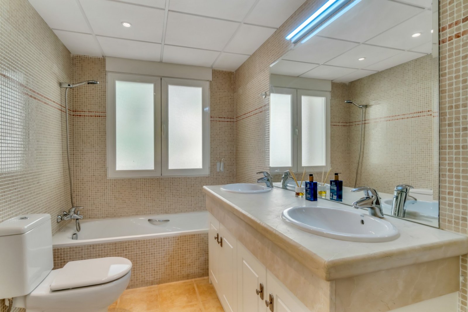 Villa in mediterranem Stil mit beheiztem Pool und viel Privatsphäre in der Nähe des Golfplatzes von Altea
