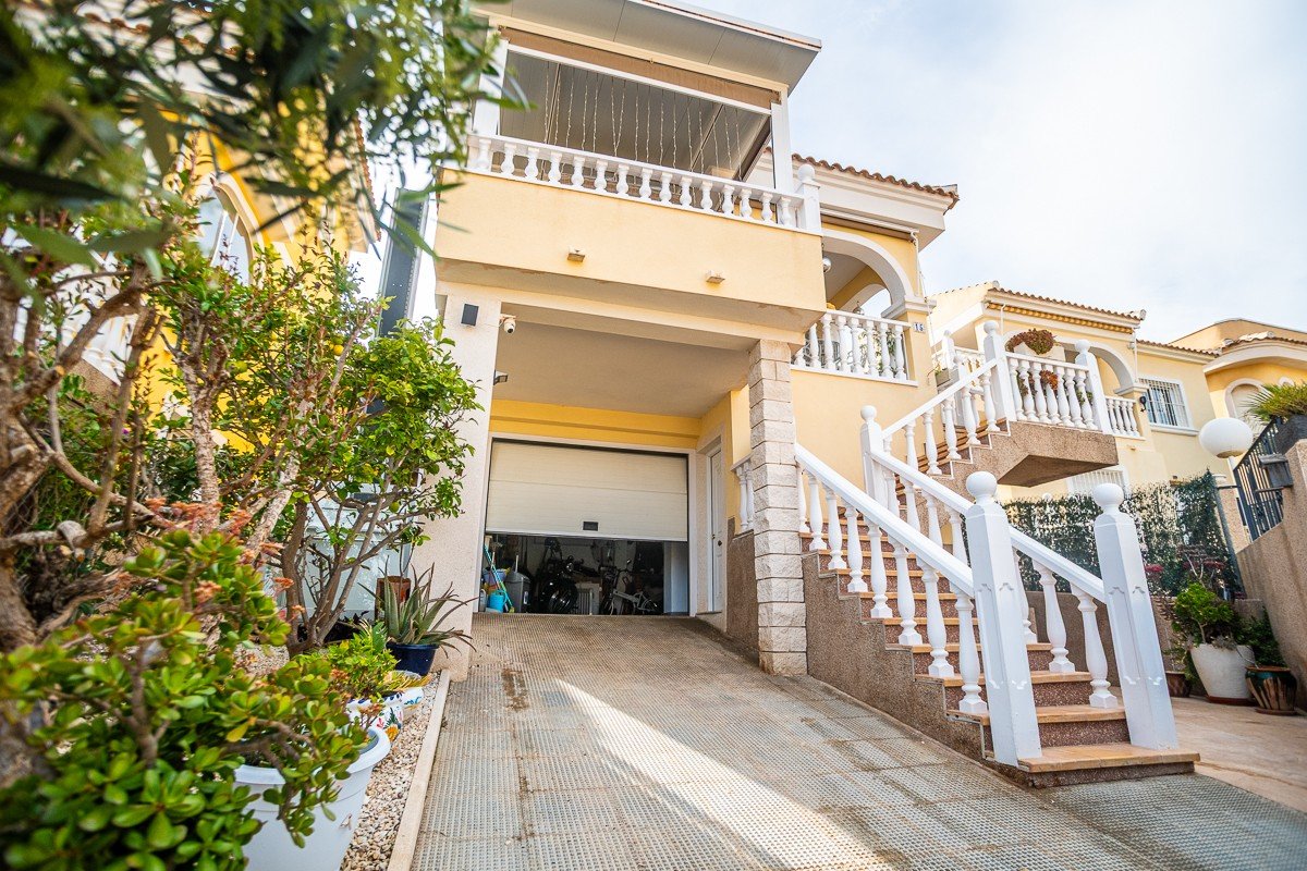 San Fulgencio: Villa mit 3 Schlafzimmern, 2 Bädern, Garage, Dachterrasse mit Meerblick und Gemeinschaftspool in Urb. La Marina San Fulgencio: Villa mit 3 Schlafzimmern, 2 Bädern, Garage, Dachterrasse mit Meerblick und Gemeinschaftspool in Urb. La Marina