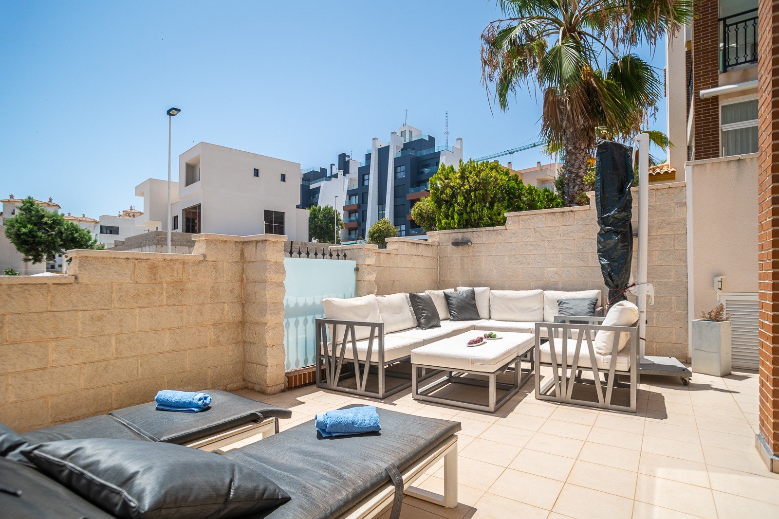 Wunderschönes Appartement mit 2 Schlafzimmern, 2 Bädern und Tiefgaragenstellplatz in exklusiver Anlage mit Gemeinschaftspools und vielem mehr