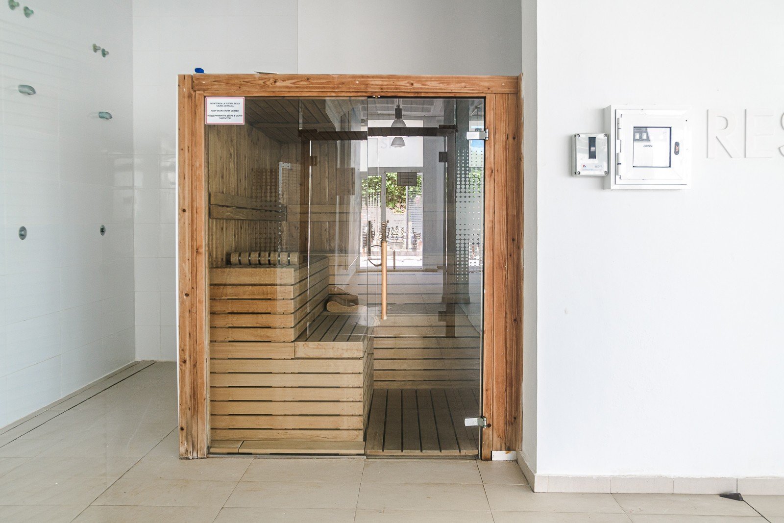 Wunderschönes Appartement mit 2 Schlafzimmern, 2 Bädern und Tiefgaragenstellplatz in exklusiver Anlage mit Gemeinschaftspools und vielem mehr