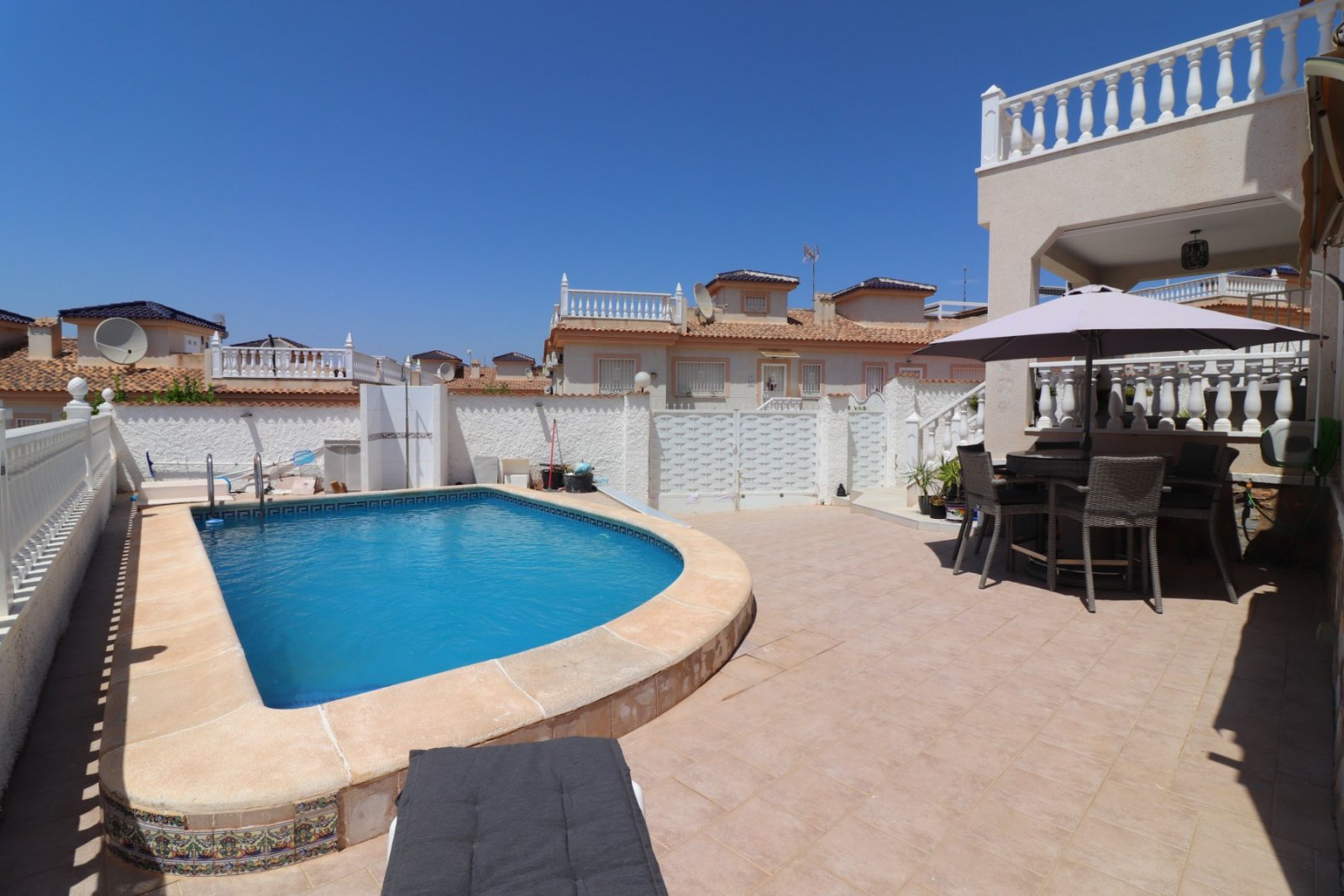 Makellos gepflegte freistehende Villa mit vier Schlafzimmern, 3 Bädern, Dachterrasse und Privatpool