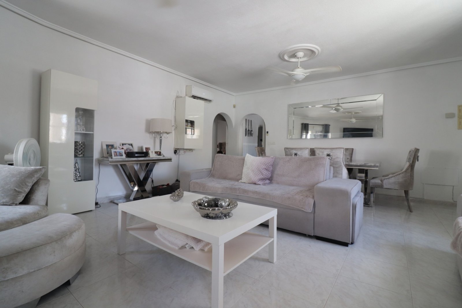 Makellos gepflegte freistehende Villa mit vier Schlafzimmern, 3 Bädern, Dachterrasse und Privatpool