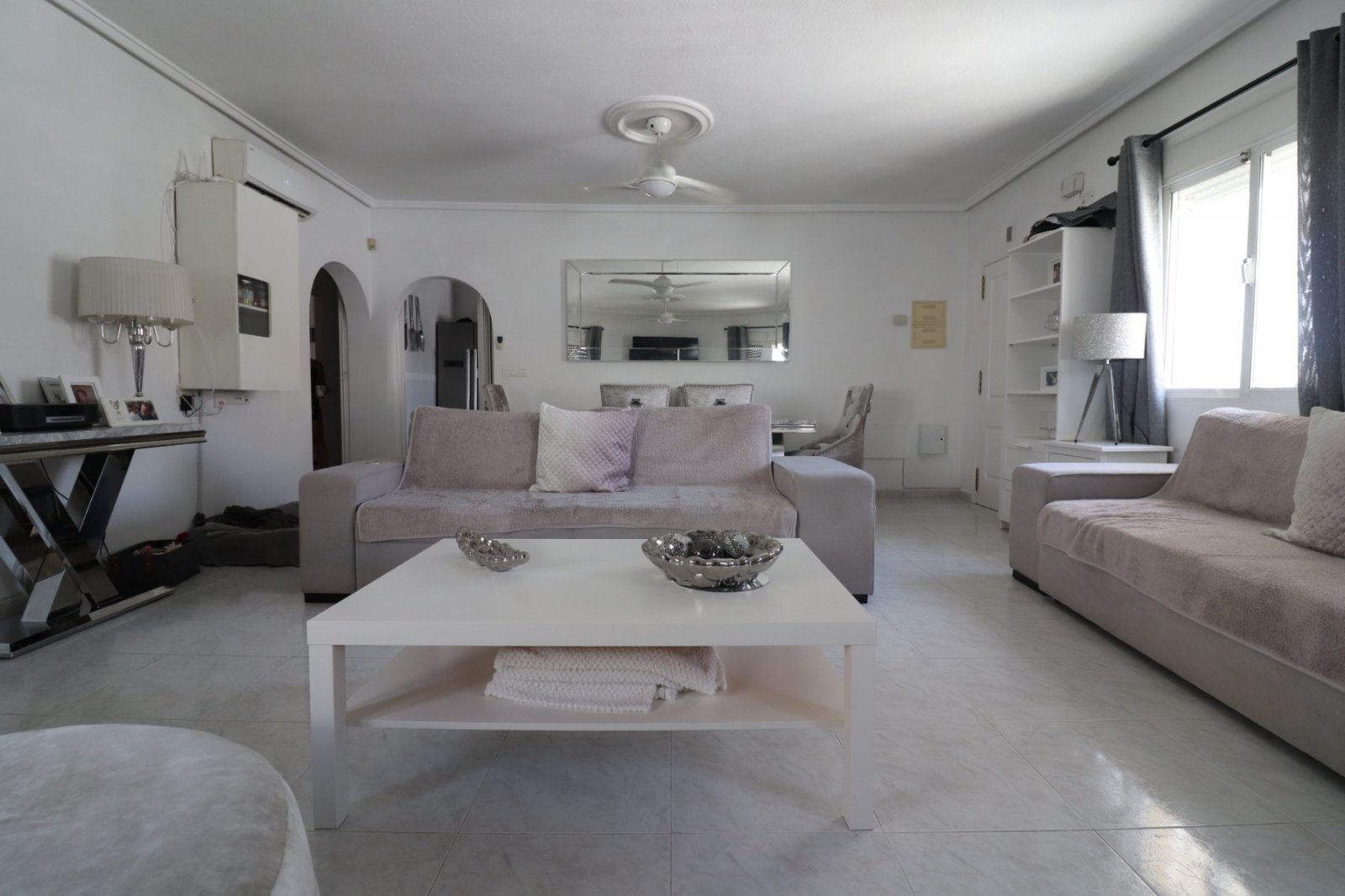 Makellos gepflegte freistehende Villa mit vier Schlafzimmern, 3 Bädern, Dachterrasse und Privatpool
