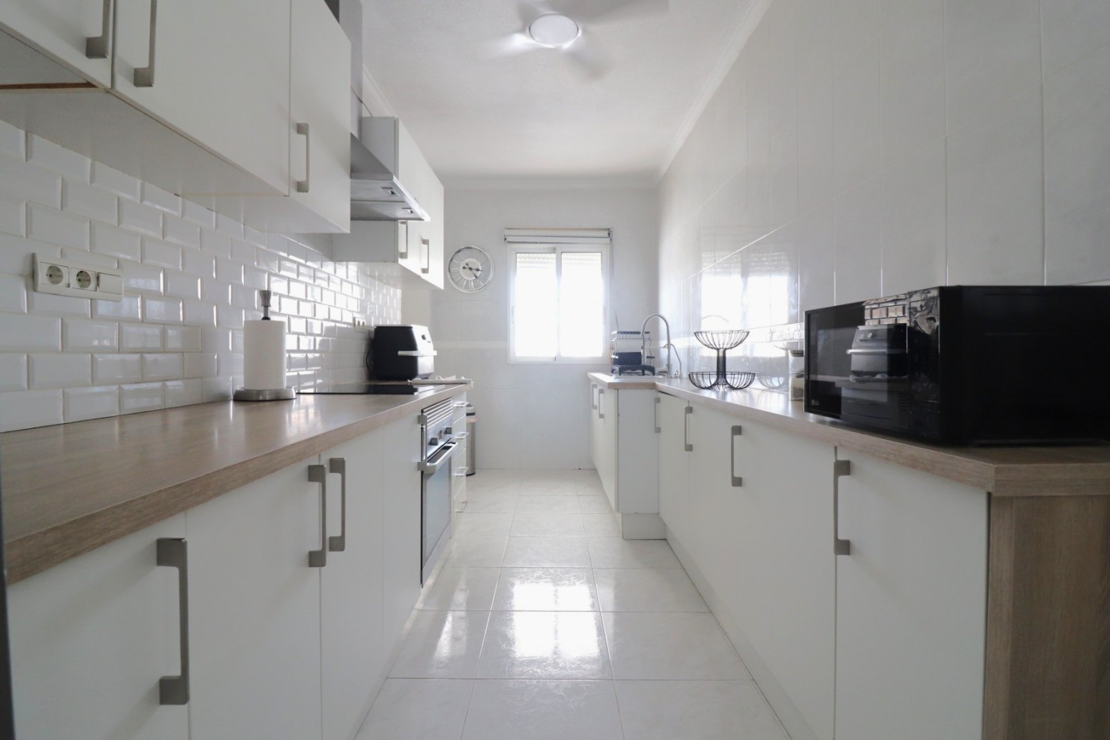Makellos gepflegte freistehende Villa mit vier Schlafzimmern, 3 Bädern, Dachterrasse und Privatpool