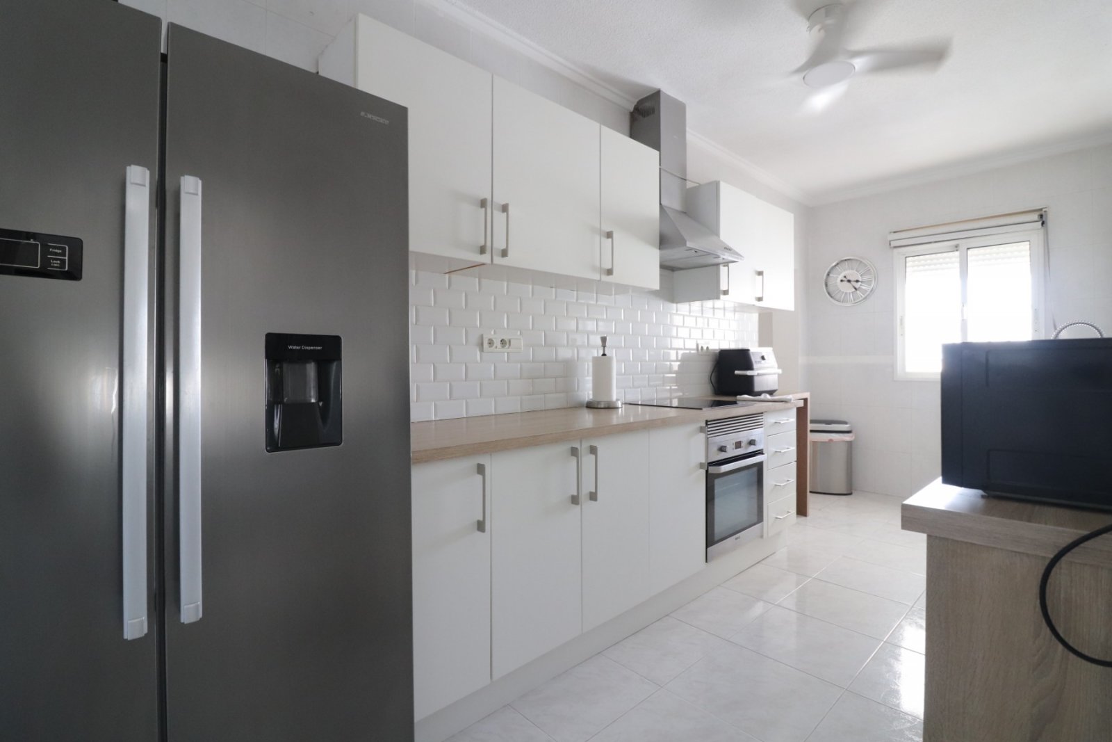 Makellos gepflegte freistehende Villa mit vier Schlafzimmern, 3 Bädern, Dachterrasse und Privatpool