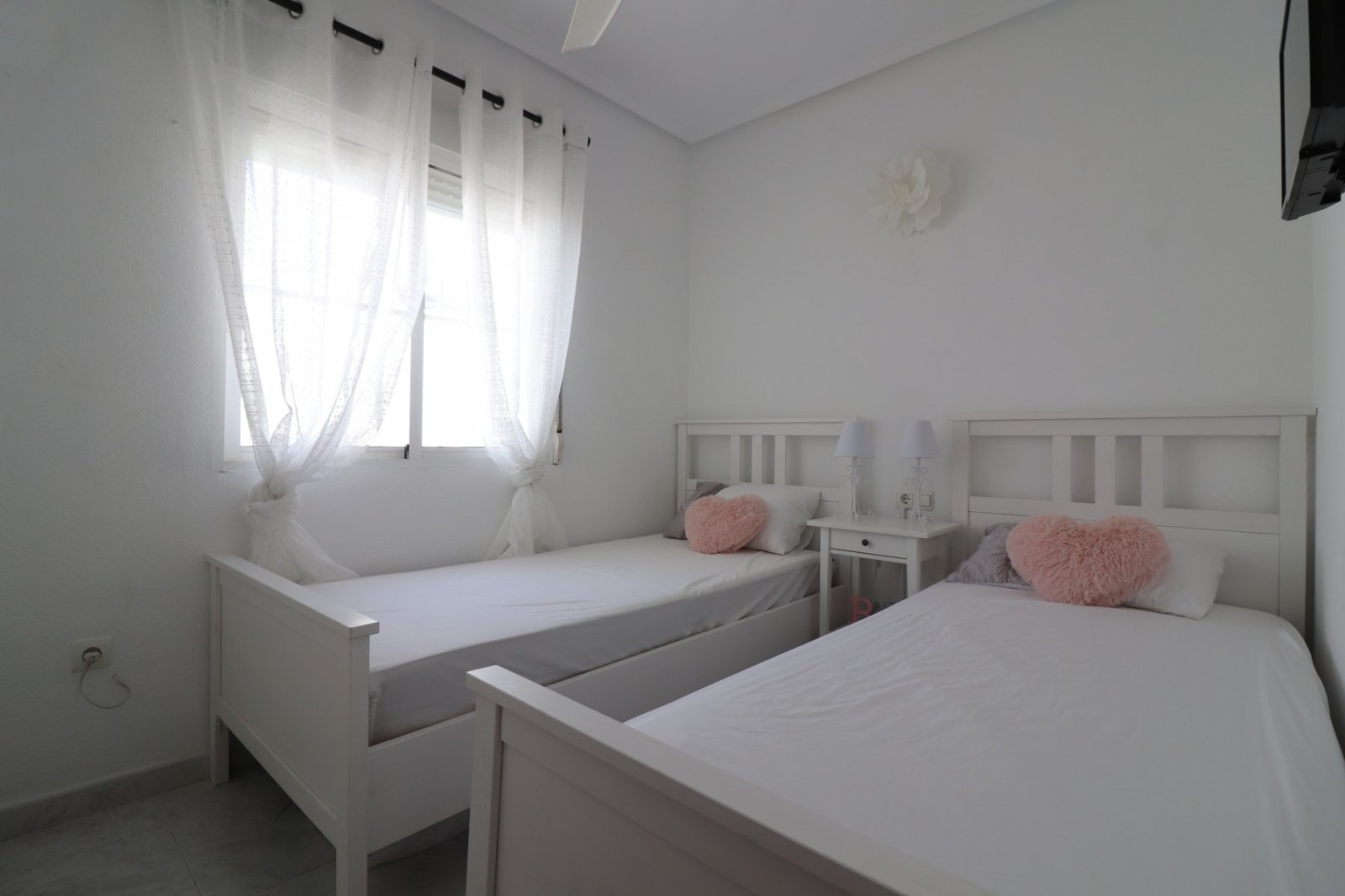 Makellos gepflegte freistehende Villa mit vier Schlafzimmern, 3 Bädern, Dachterrasse und Privatpool