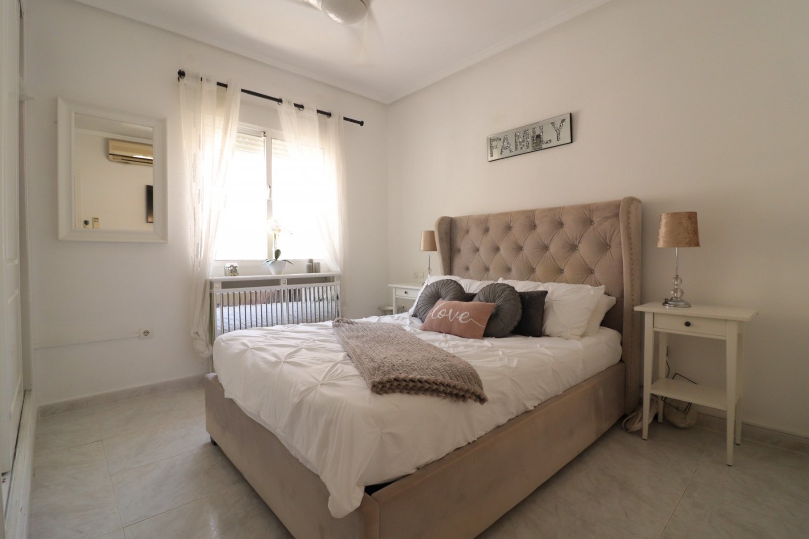 Makellos gepflegte freistehende Villa mit vier Schlafzimmern, 3 Bädern, Dachterrasse und Privatpool