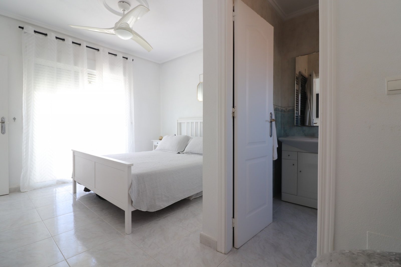 Makellos gepflegte freistehende Villa mit vier Schlafzimmern, 3 Bädern, Dachterrasse und Privatpool