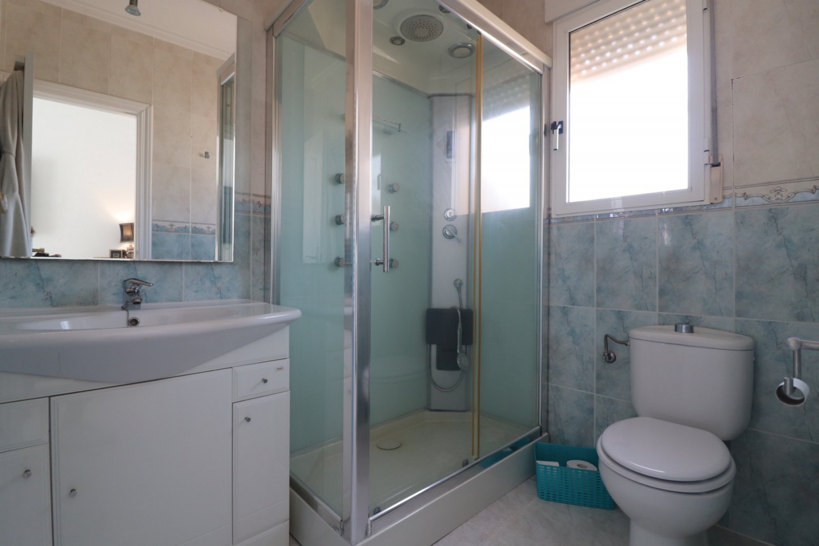 Makellos gepflegte freistehende Villa mit vier Schlafzimmern, 3 Bädern, Dachterrasse und Privatpool