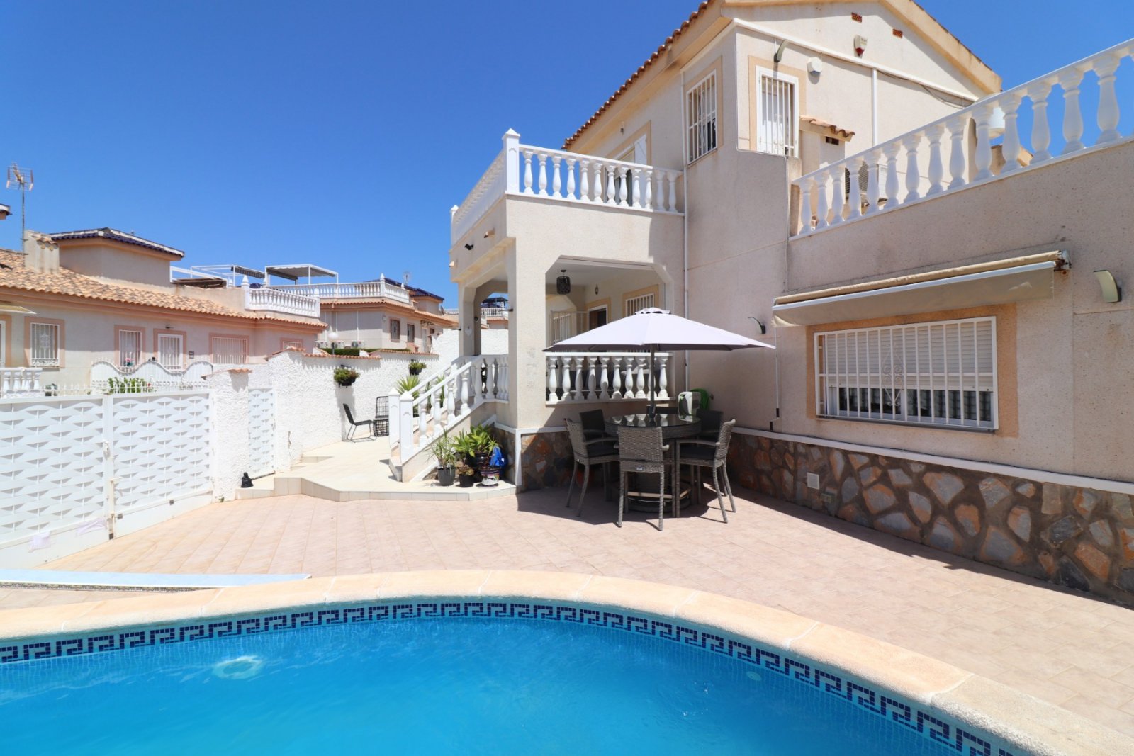 Makellos gepflegte freistehende Villa mit vier Schlafzimmern, 3 Bädern, Dachterrasse und Privatpool