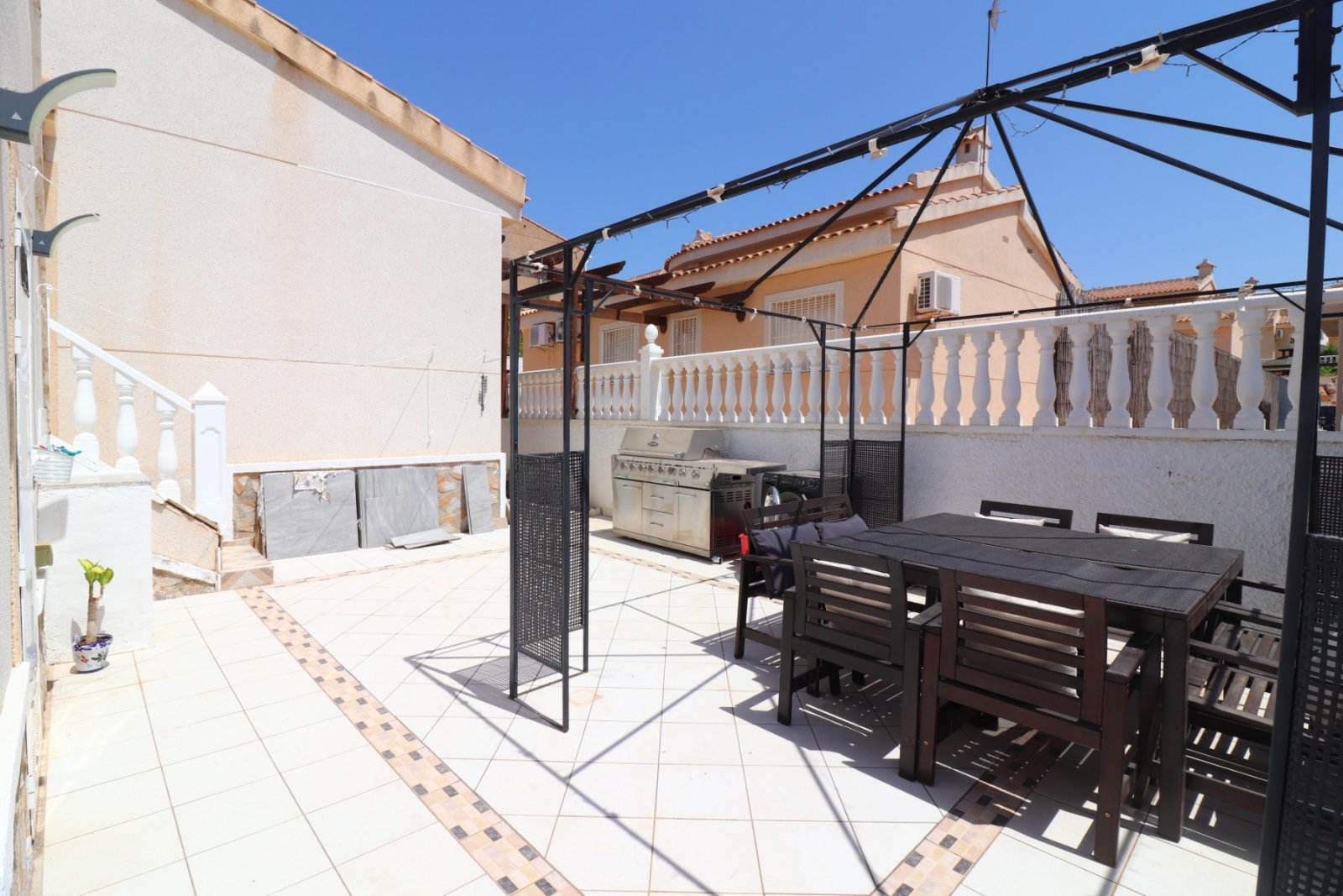 Makellos gepflegte freistehende Villa mit vier Schlafzimmern, 3 Bädern, Dachterrasse und Privatpool