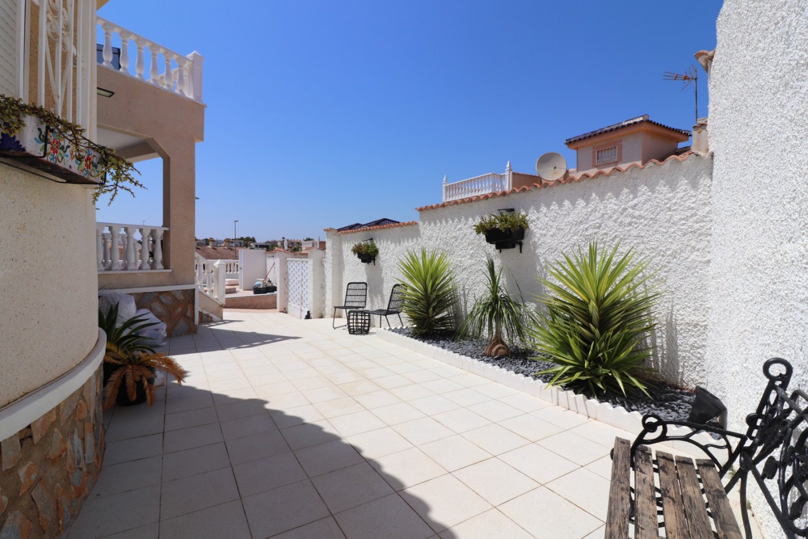 Makellos gepflegte freistehende Villa mit vier Schlafzimmern, 3 Bädern, Dachterrasse und Privatpool