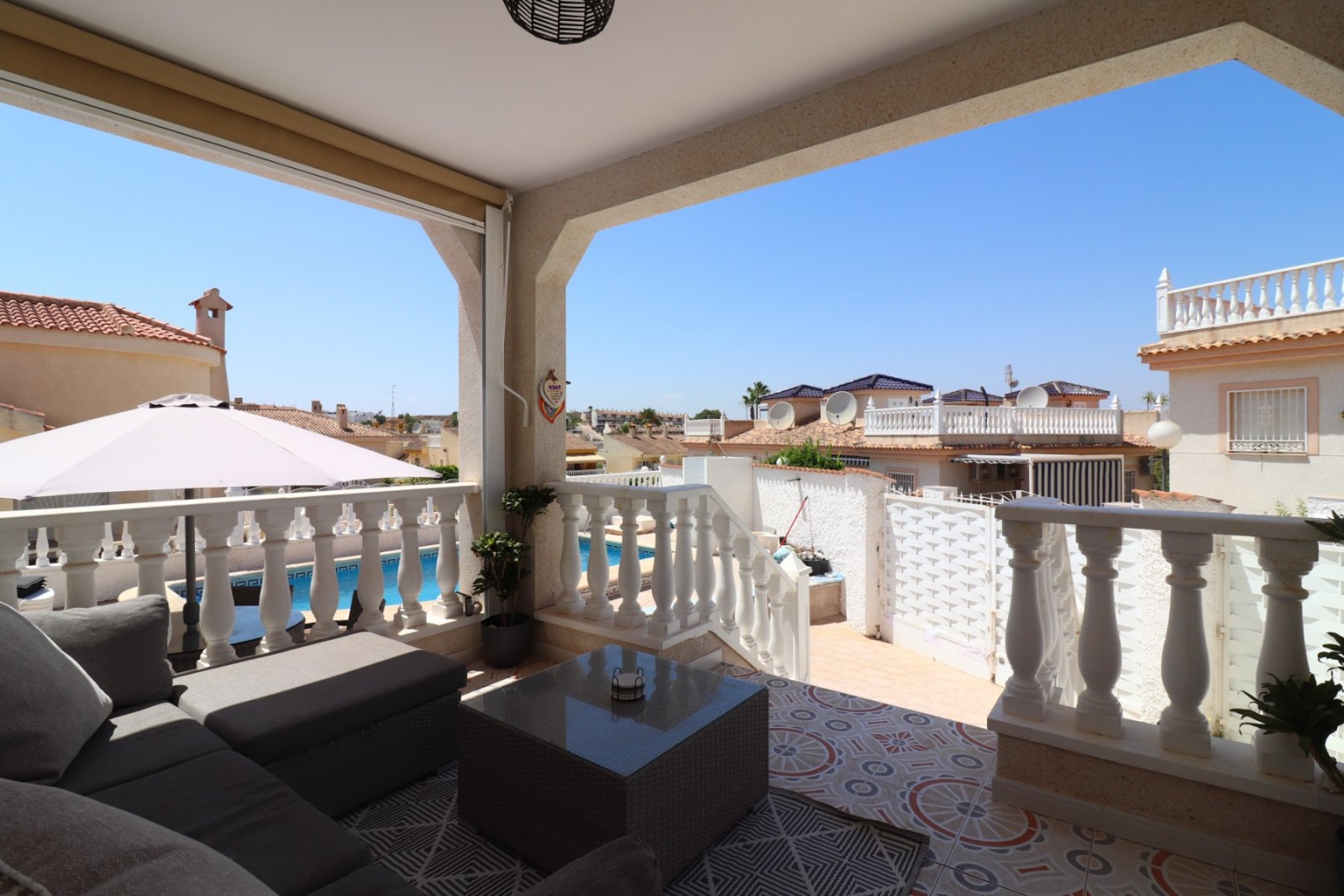 Makellos gepflegte freistehende Villa mit vier Schlafzimmern, 3 Bädern, Dachterrasse und Privatpool