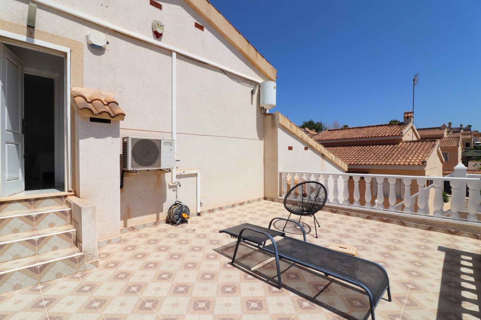 Makellos gepflegte freistehende Villa mit vier Schlafzimmern, 3 Bädern, Dachterrasse und Privatpool