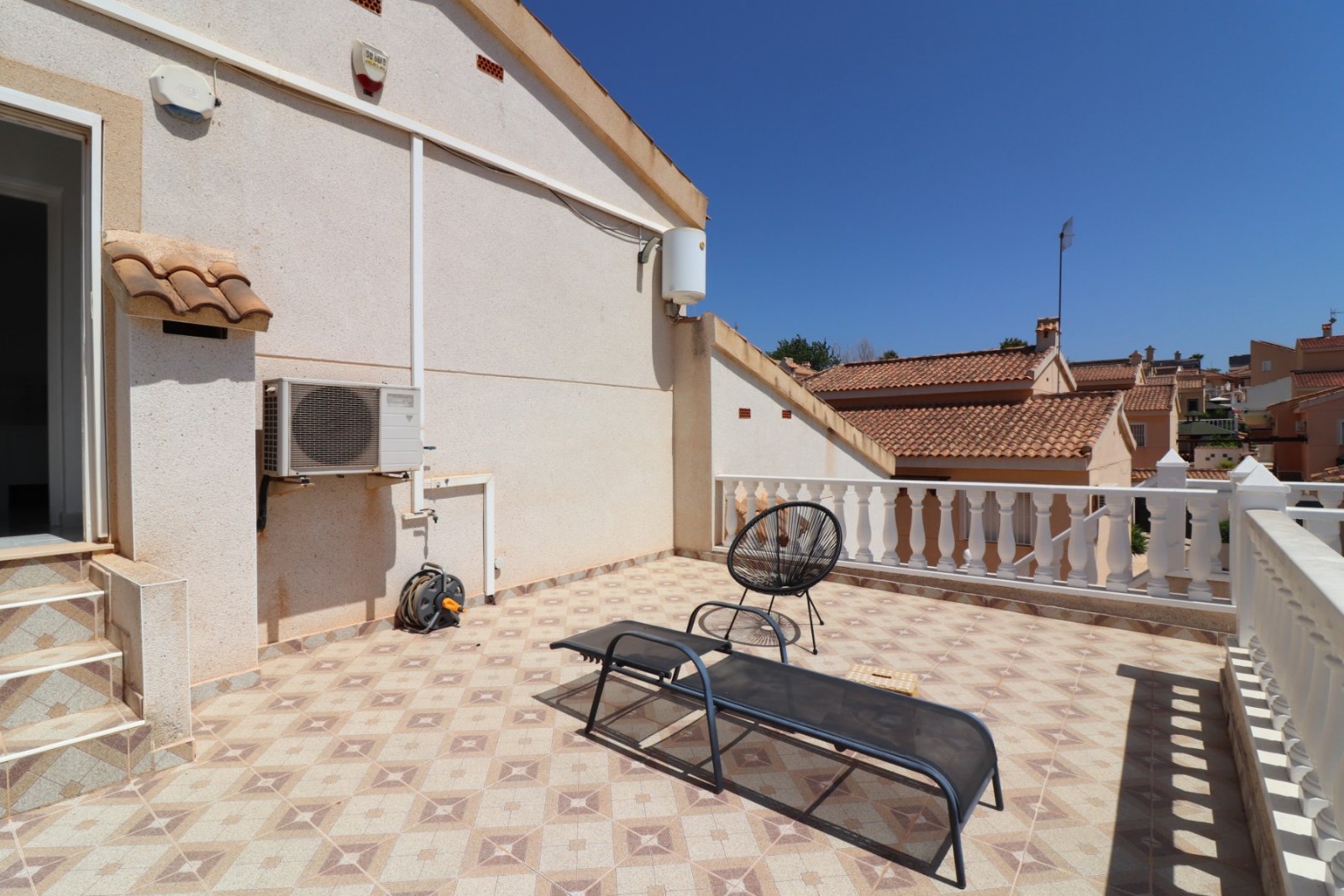 Makellos gepflegte freistehende Villa mit vier Schlafzimmern, 3 Bädern, Dachterrasse und Privatpool