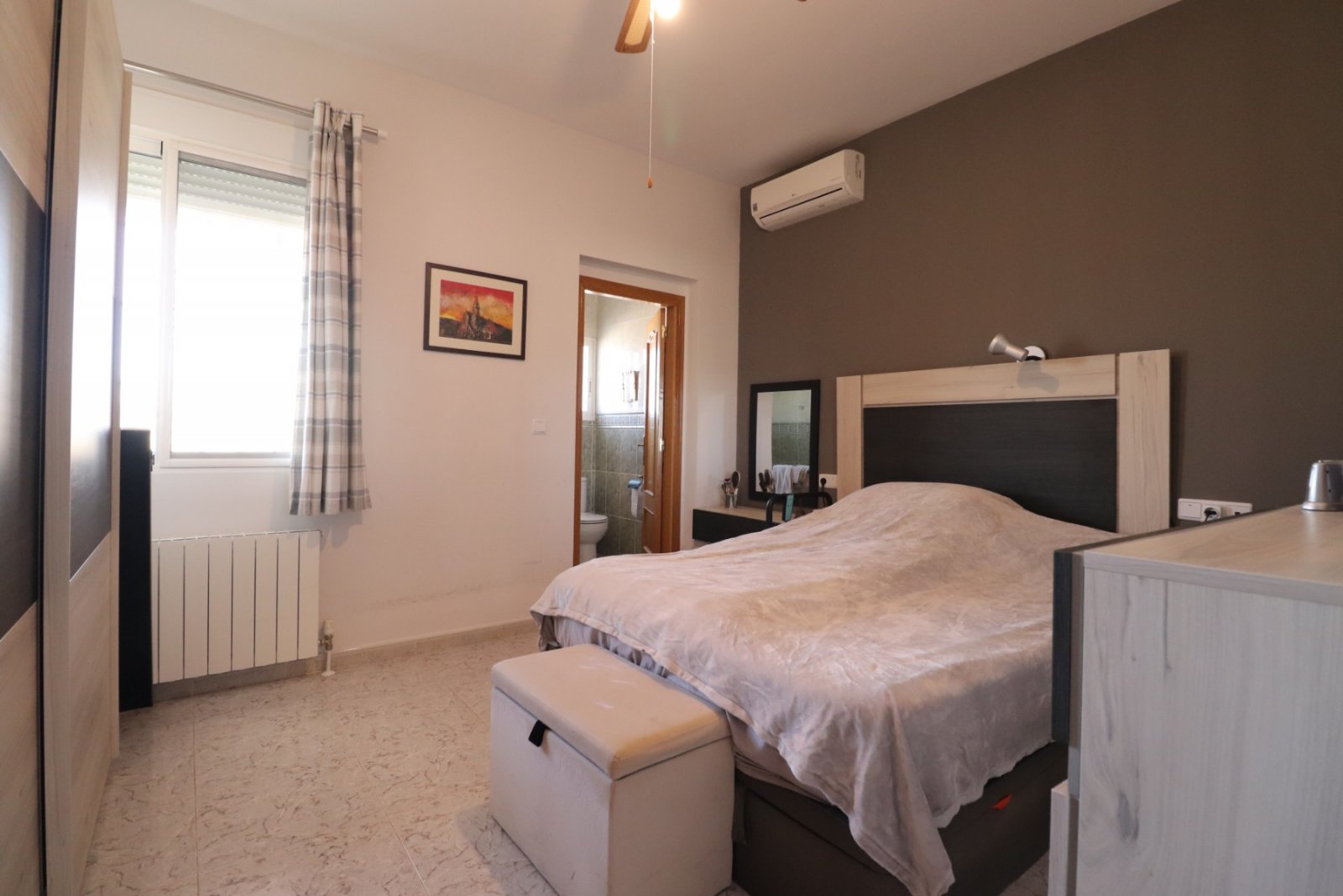 Landhaus-Villa mit 3 Schlafzimmern, 2 Bädern, Garage, Privatpool und schönem Ausblick