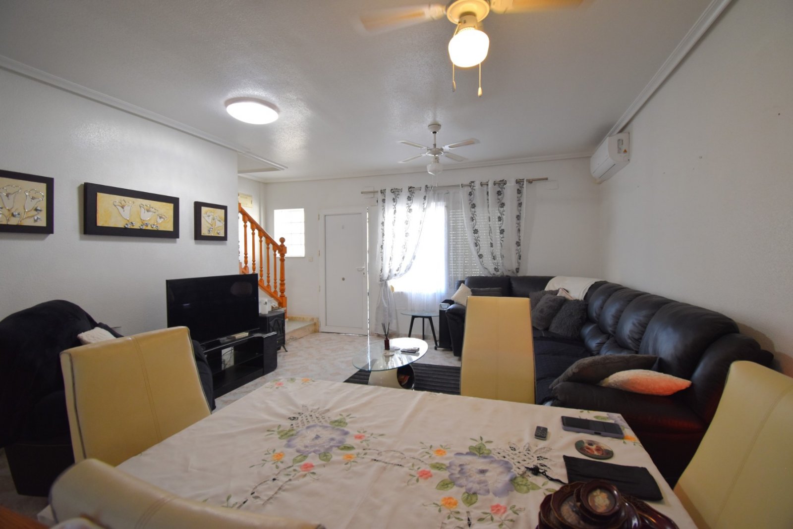 Reihenhaus mit 4 Schlafzimmern, 2 Bädern und Gemeinschaftspools in Playa Flamenca
