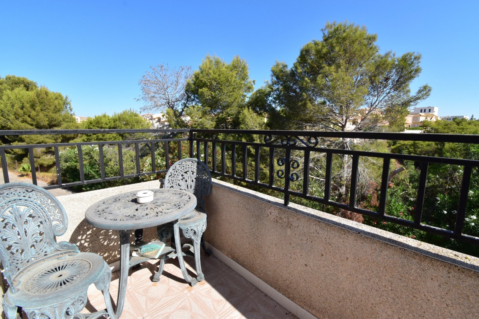 Reihenhaus mit 4 Schlafzimmern, 2 Bädern und Gemeinschaftspools in Playa Flamenca