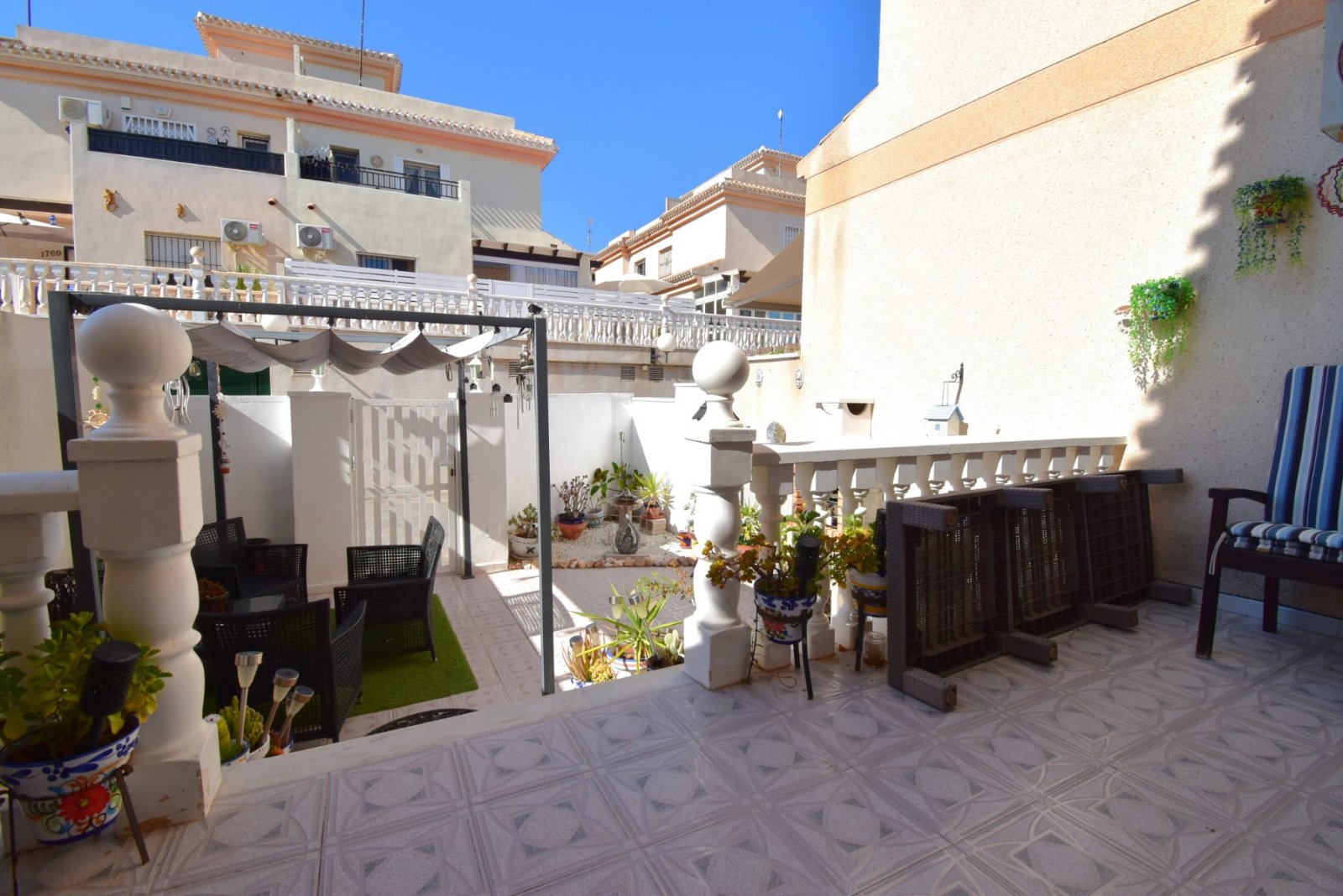 Reihenhaus mit 4 Schlafzimmern, 2 Bädern und Gemeinschaftspools in Playa Flamenca