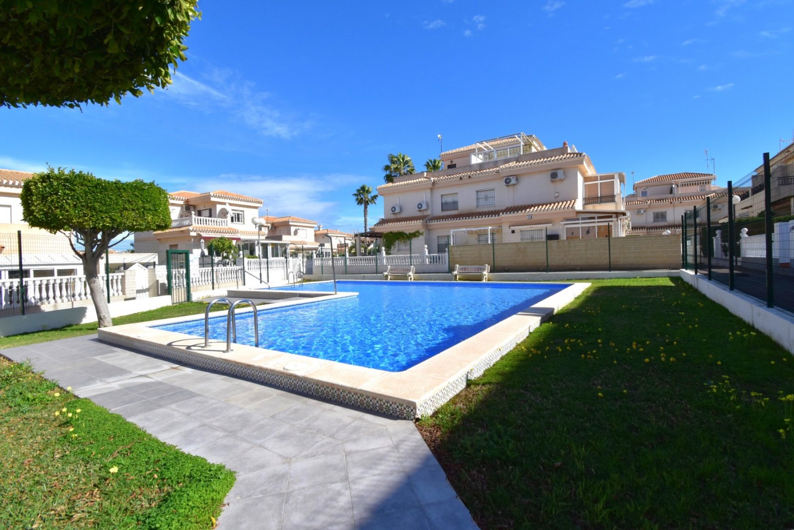 Reihenhaus mit 4 Schlafzimmern, 2 Bädern und Gemeinschaftspools in Playa Flamenca