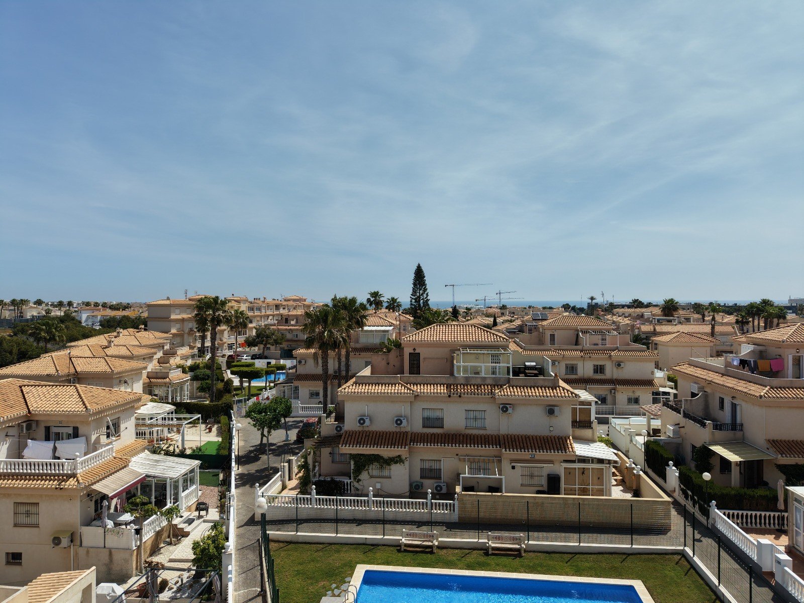 Reihenhaus mit 4 Schlafzimmern, 2 Bädern und Gemeinschaftspools in Playa Flamenca