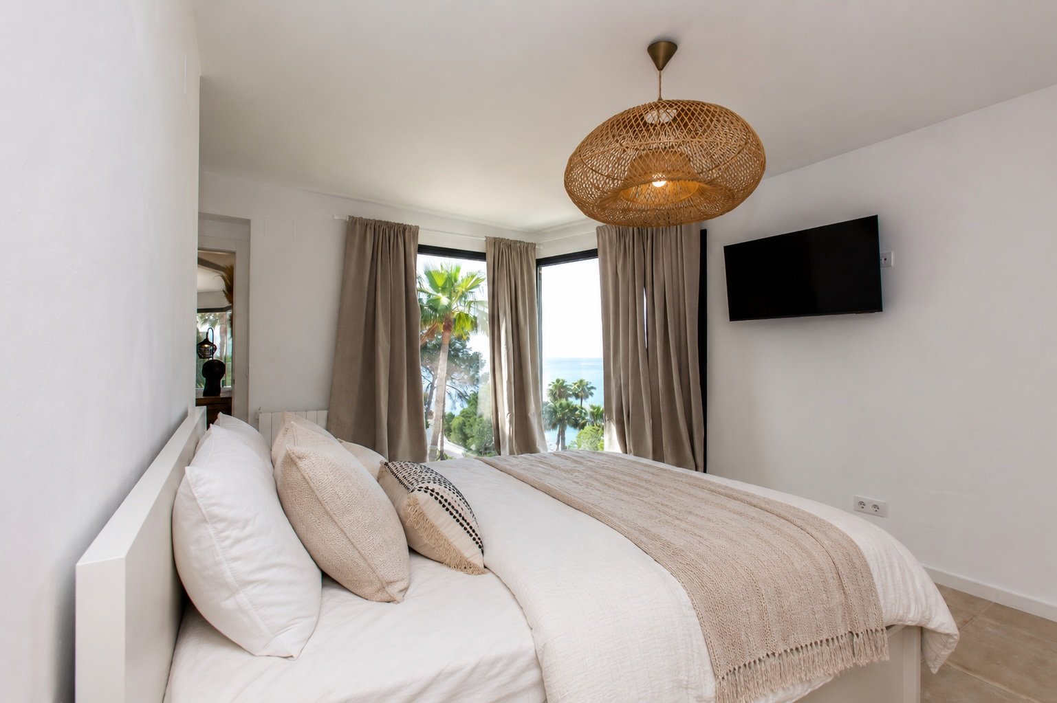 Wunderschön renovierte Villa mit 4 Schlafzimmern, 4 Bädern, Privatpool und Meerblick in Cala Advocat