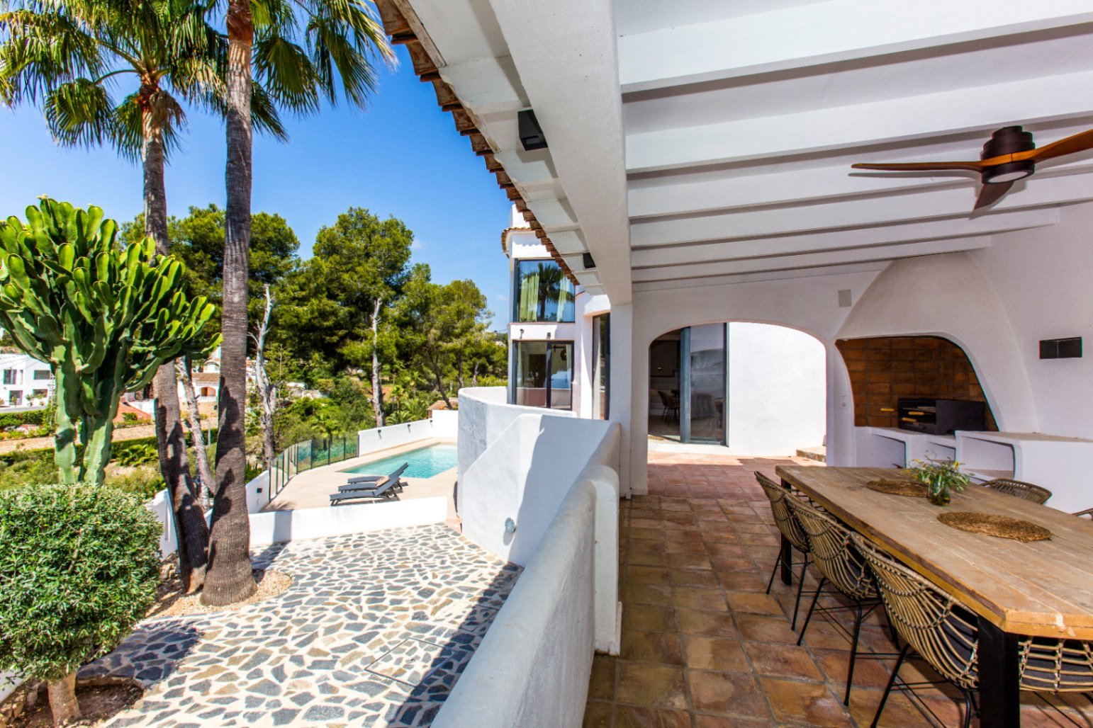 Wunderschön renovierte Villa mit 4 Schlafzimmern, 4 Bädern, Privatpool und Meerblick in Cala Advocat