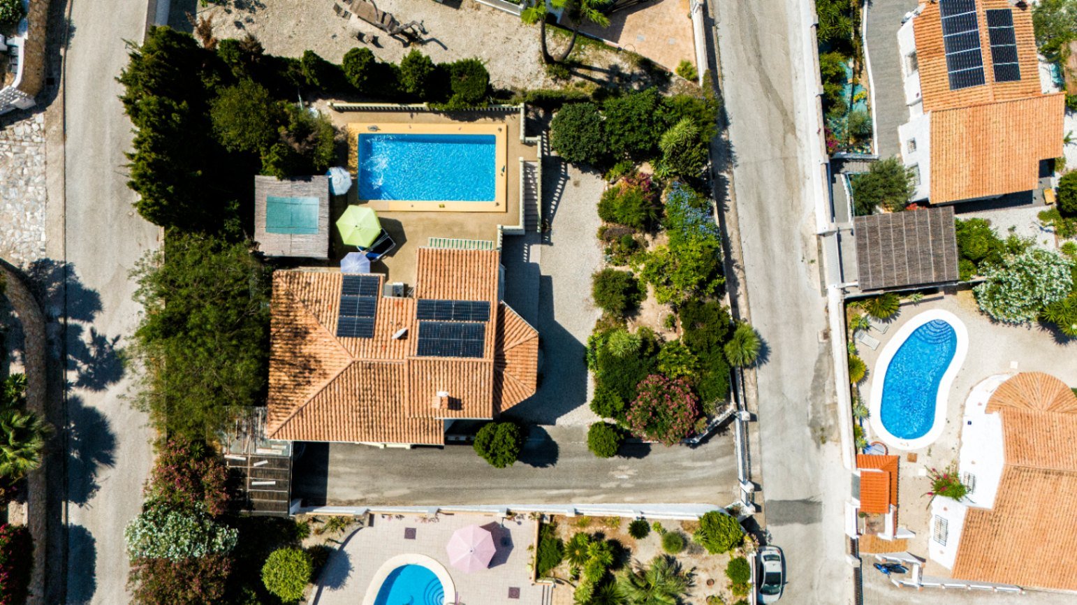 Villa mit Gästeunterkunft, Salzwasser-Pool, Solaranlagen, Blick auf die Bernia und in ruhiger Lage in der Nähe des Strandes