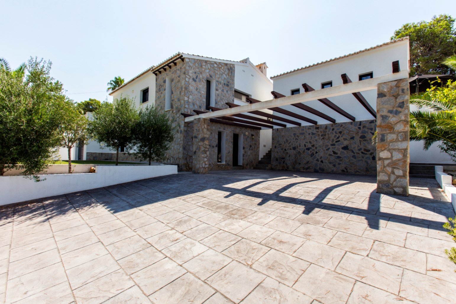 Moraira: Stilvoll renovierte Villa mit Meerblick, Südlage, großem Pool, Außenküche, Fußbodenheizung, Solarpanelen und luxuriöser Ausstattung Moraira: Stilvoll renovierte Villa mit Meerblick, Südlage, großem Pool, Außenküche, Fußbodenheizung, Solarpanelen und luxuriöser Ausstattung