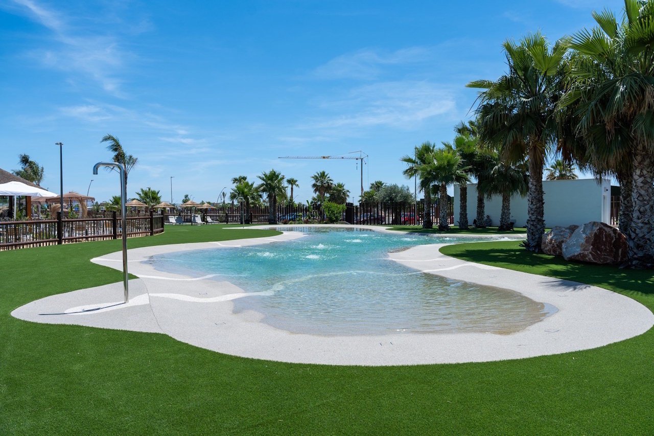 Obergeschoss-Wohnungen mit 2 Schlafzimmern, 2 Bädern, Dachterrasse, Kfz-Stellplatz und Gemeinschaftspool im El Alba Mediterranean Resort