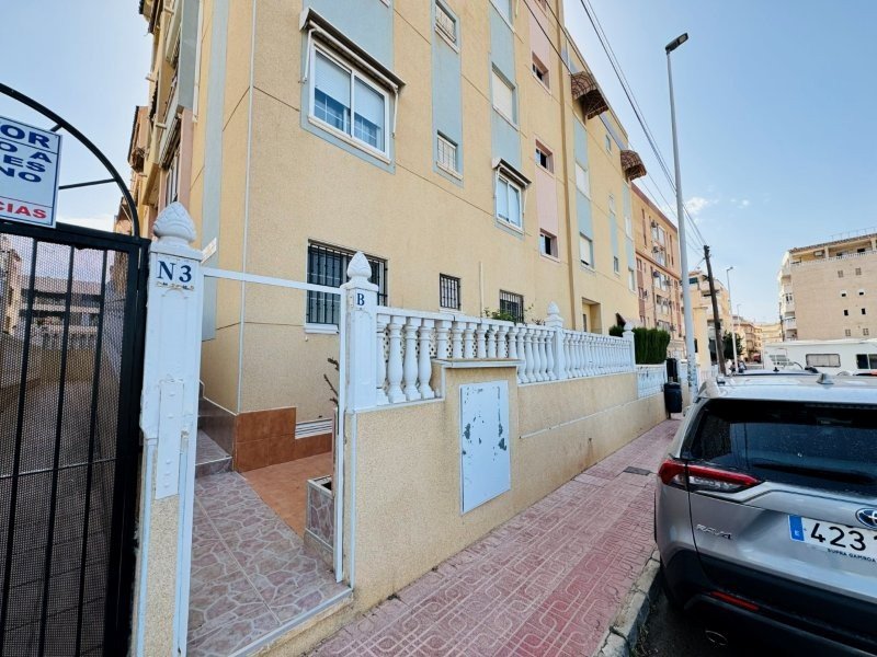 Erdgeschosswohnung mit 2 Schlafzimmern, 1 Bad, Tiefgaragenstellplatz und Gemeinschaftspool nur 300 m vom Strand