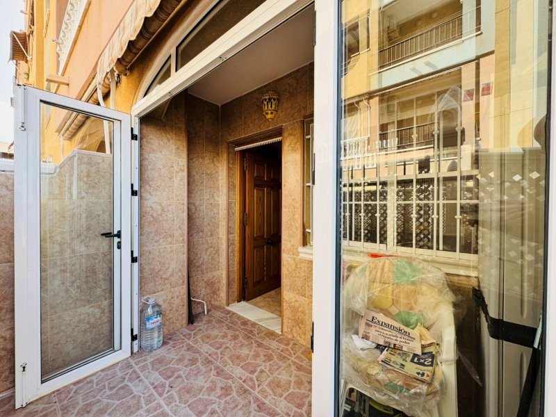 Erdgeschosswohnung mit 2 Schlafzimmern, 1 Bad, Tiefgaragenstellplatz und Gemeinschaftspool nur 300 m vom Strand