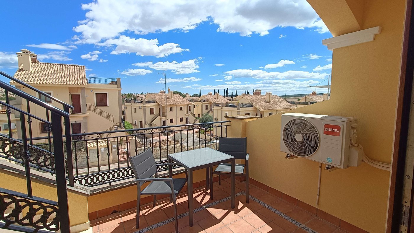 Wunderschöne Obergeschosswohnung mit 2 Schlafzimmern, 2 Bädern und eigener Dachterrasse mit fantastischem Blick über den Golfplatz