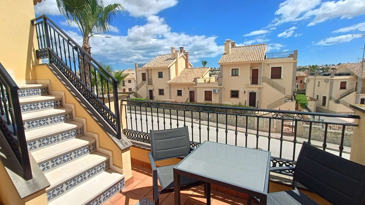 Wunderschöne Obergeschosswohnung mit 2 Schlafzimmern, 2 Bädern und eigener Dachterrasse mit fantastischem Blick über den Golfplatz
