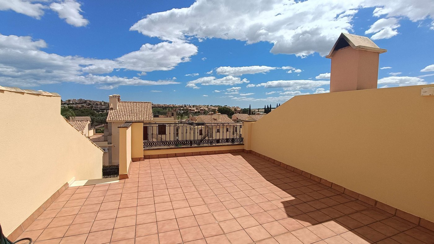 Wunderschöne Obergeschosswohnung mit 2 Schlafzimmern, 2 Bädern und eigener Dachterrasse mit fantastischem Blick über den Golfplatz